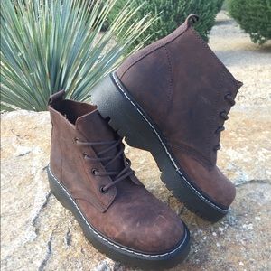 90’s leather brown hiking boots
